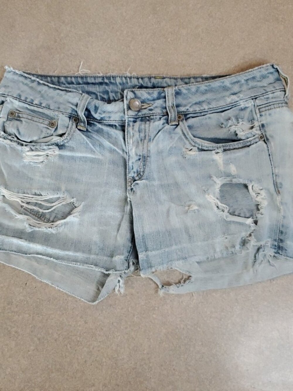 American Eagle Women's Size 6 Lightwash Low Rise Denim Distressed Fringe Shorts